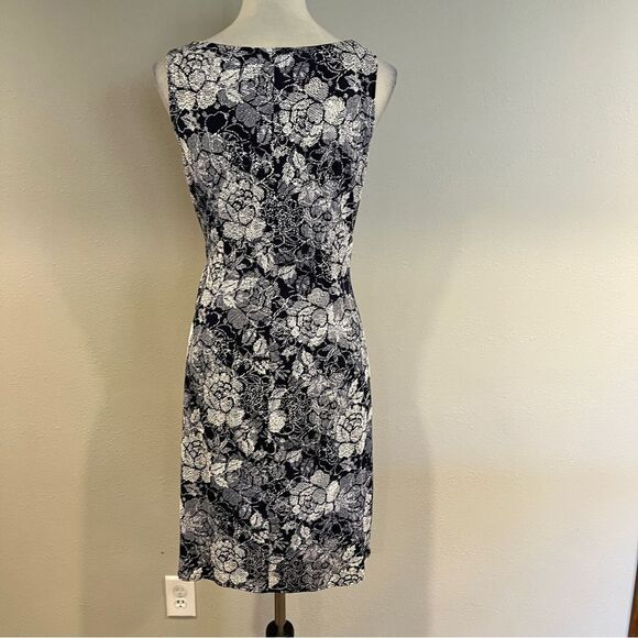 Floral sleeveless Dress with front tie - Picture 8 of 15